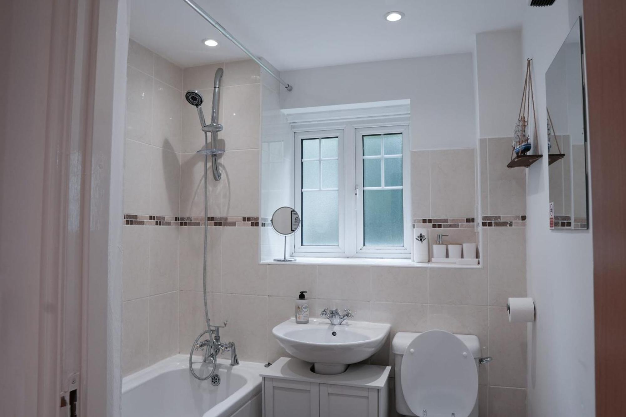 Whole 2-Bed Apartment - Contractors, Professionals, Ulez Free, Free Parking, B'Ham City 10Mins Birmingham Exteriér fotografie
